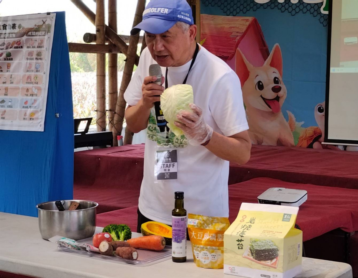 寵蔬福國際公司董事長陳明泉分享用常見的新鮮蔬果製作人寵喜愛的蔬食