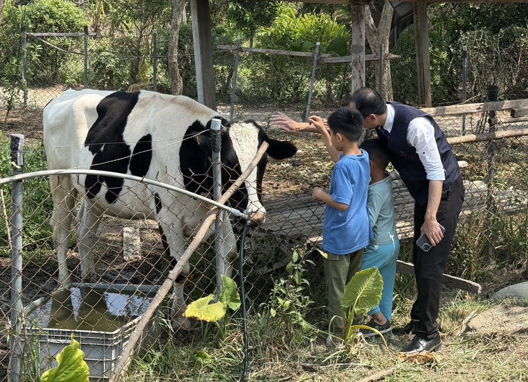 園區內處處可見家長帶著孩子與動物親近互動
