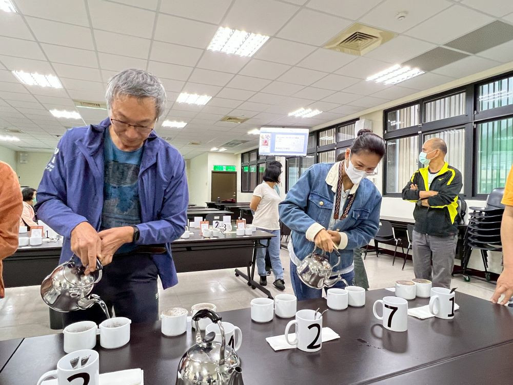 115年花蓮縣精品咖啡產業輔導課程,從栽培管理、後製處理,到風味杯測、烘焙沖煮工藝、國際趨勢與永續經營全面涵蓋。(圖/花蓮縣政府)