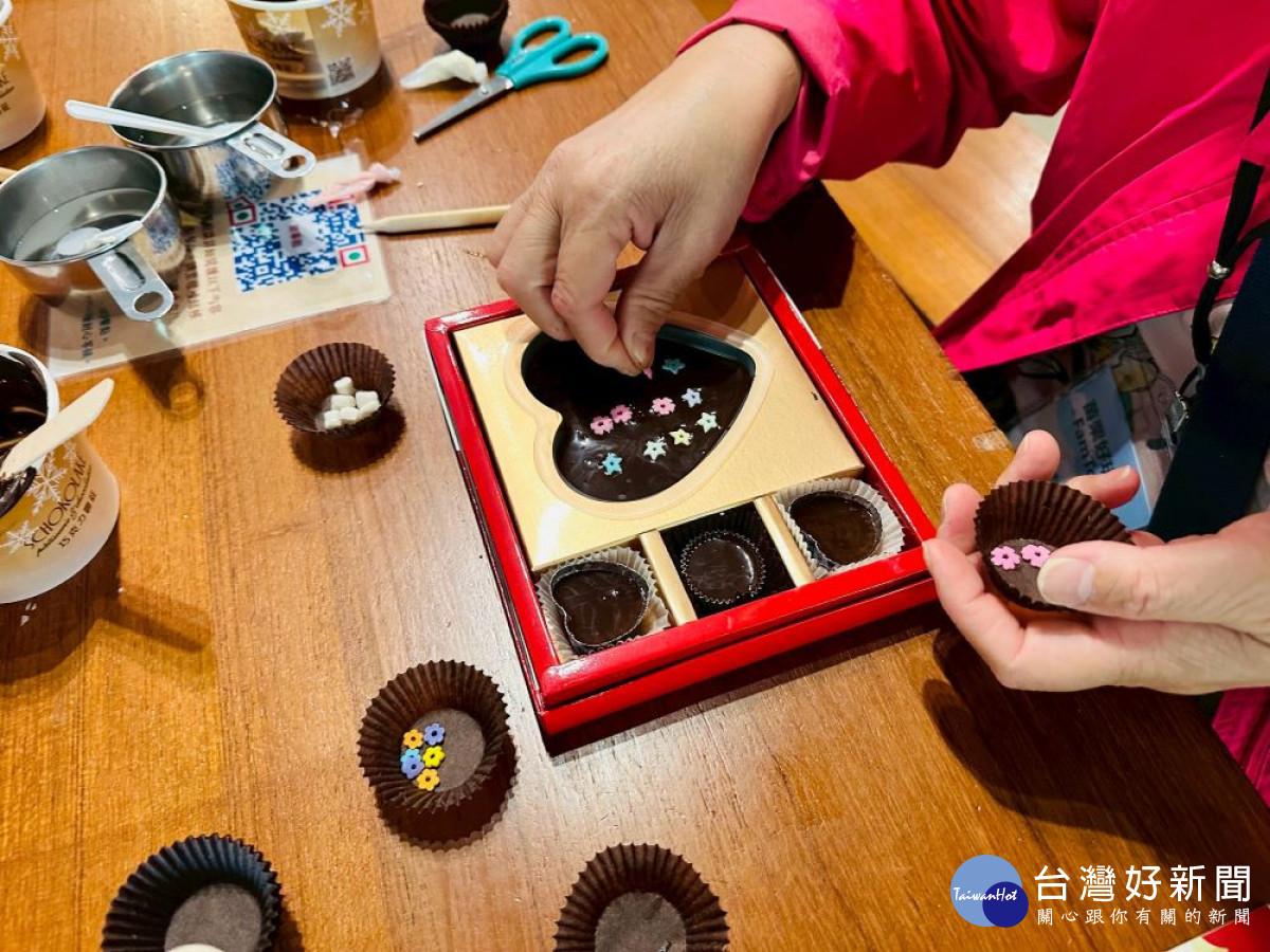 大湖鄉的「巧克力雲莊」,以可可文化與觀光工廠概念,透過導覽讓遊客了解巧克力製作與手作特殊造型巧克力體驗。(圖/地方中心)