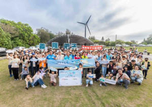 縣府教育局與義隆電子在新豐鄉鳳坑沙灣共同舉辦「潮淨浮生」青年淨灘行動。