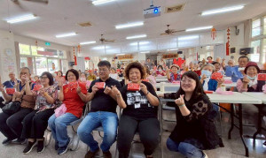 南開科大走入社區青銀共學共好。（南開科大提供）