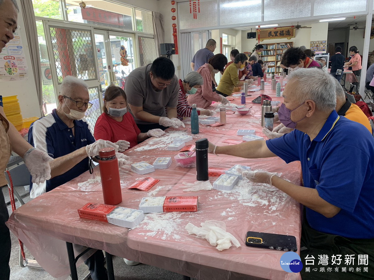 青銀一同參與活動互動。(南開科大提供)