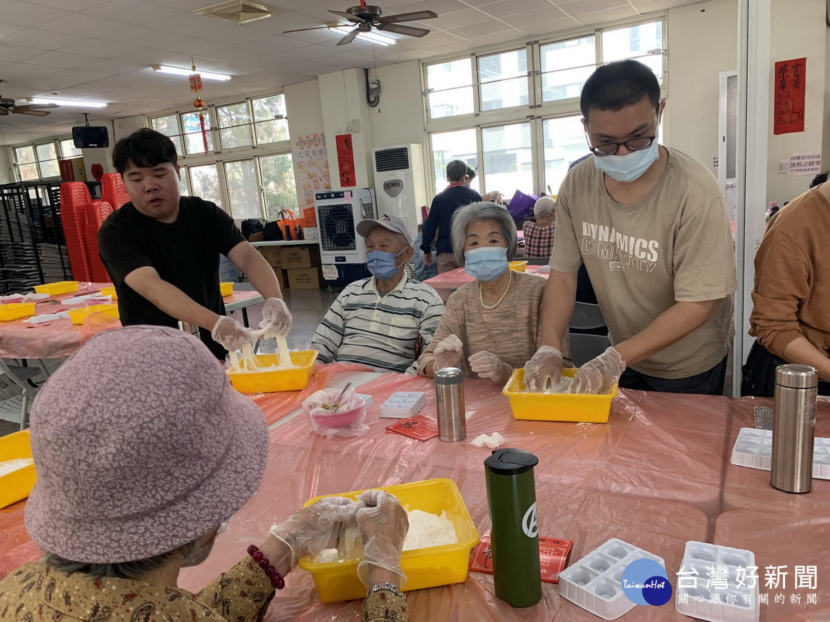 手作龍鬚糖。(南開科大提供)