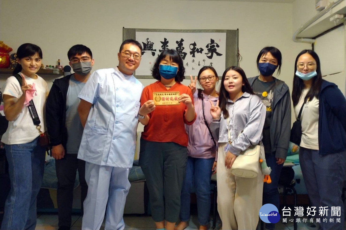 後護系主任張珠玲(左四)帶學生參訪校友李家和(左三)創立的社區長照機構。(弘光科大提供)