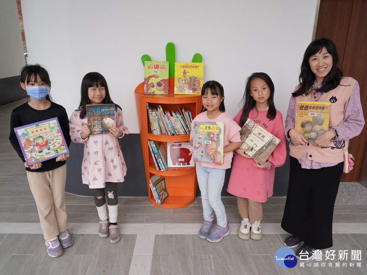 紅蘿蔔造型書櫃吸引師生主動探索，營造自主閱讀氛圍