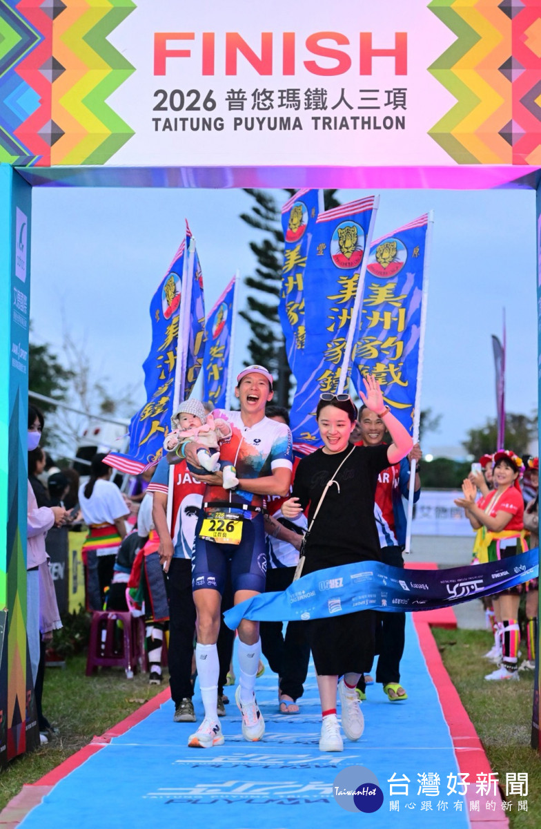 江哲良偕妻及5個月女兒<br />
完成226K超鐵達陣