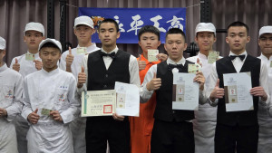 八木涼太(右三)目前已取得TOCFL（華語文能力測驗）的 Band B（進階級）資格，也不忘培養第二專長，目前已取得咖啡師證照。