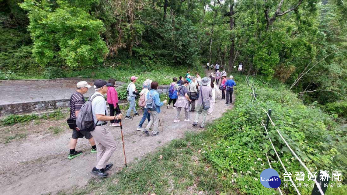 瓦拉米步道坡度平緩,適合戶外自然休憩。(圖/玉管處提供)