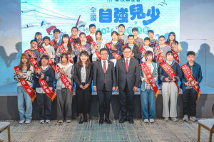 「2026年全國自強兒少表揚活動」，來自桃園的吳奇樺(第三排右二)獲選家扶基金會全國自強兒童，24名孩子迎風站上人生舞台接受表揚與衛福部政務次長呂建德合照留影。。