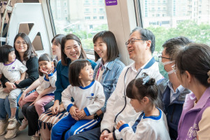 張市長乘坐桃捷親子友善車廂。
