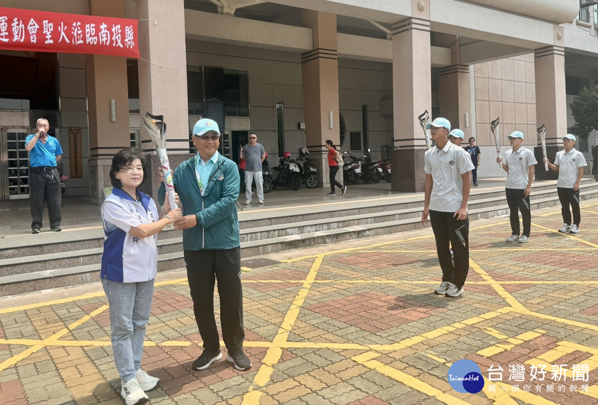 南投縣政府由教育處吳美玲副處長迎接全中運聖火。