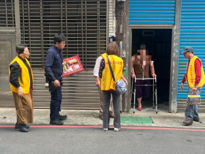 會長李双福帶領團隊，偕同員警帶著紓困金與民生物資探視獨居身障的古姓女士。