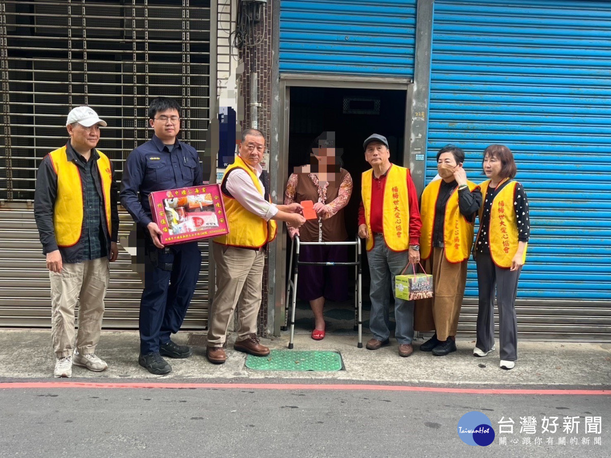 會長李双福帶領團隊,偕同員警帶著紓困金與民生物資探視獨居身障的古姓女士。