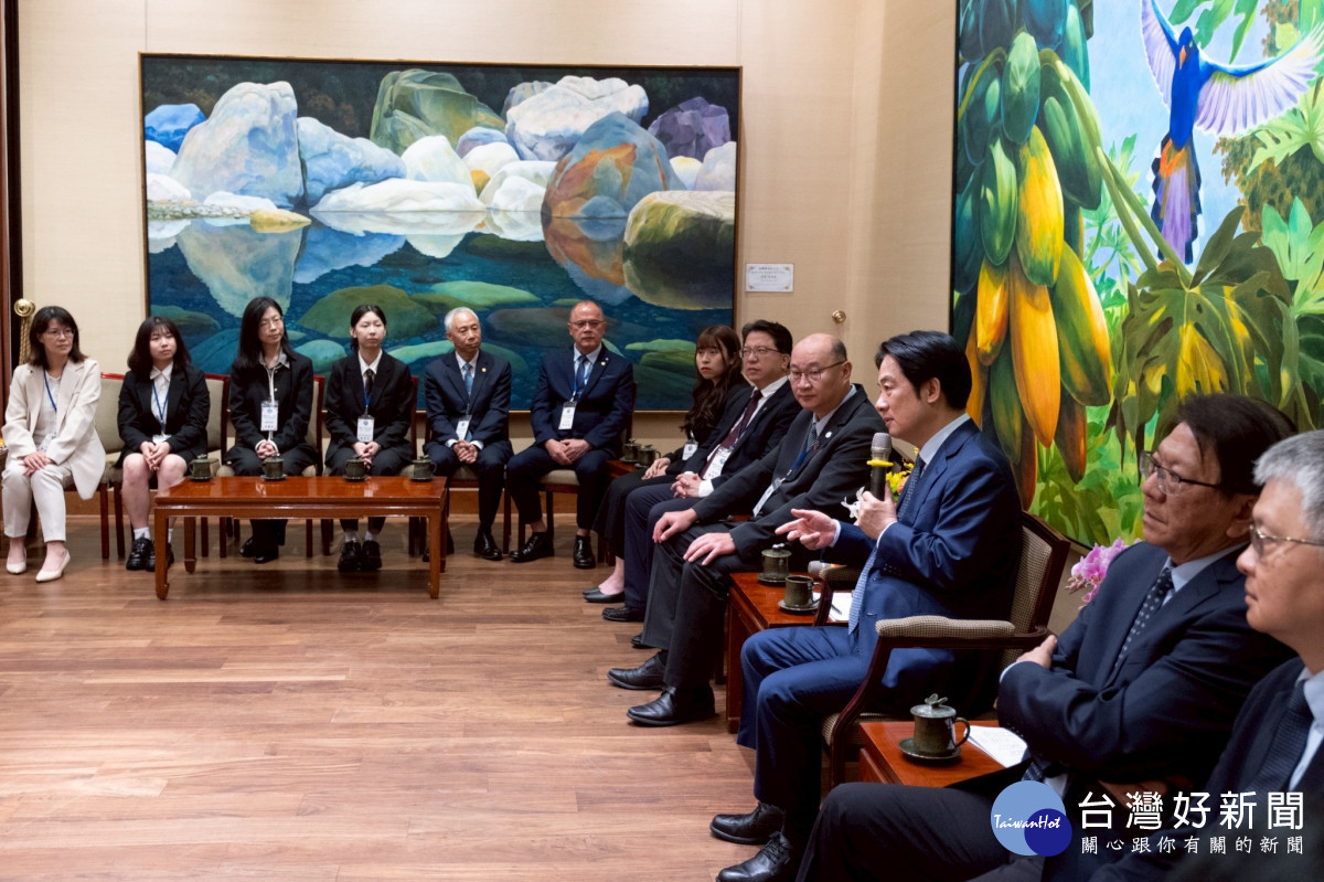 中原大學緊急醫療救護社榮獲「傑青獎」傑出社團獎,並赴總統府晉見總統。(左三起:指導老師林蕙怡、社長吳濬恩)