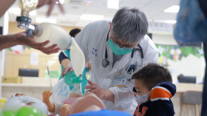 《急救大闖關》透過互動體驗，讓家長與孩子初步接觸突發狀況下的應變知識。