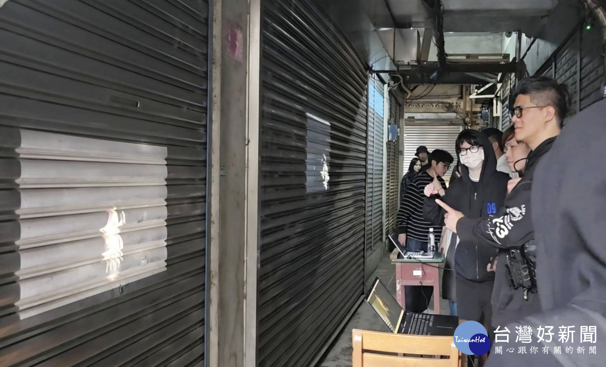 師生與社區居民在巷弄間體驗作品