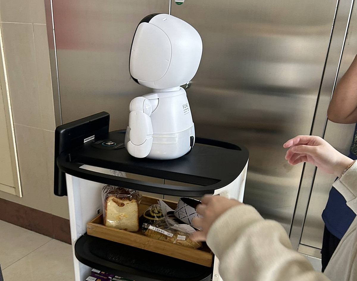 智慧機器人跟著青少年日間病房學員叫賣麵包及飲料。 (桃療提供)