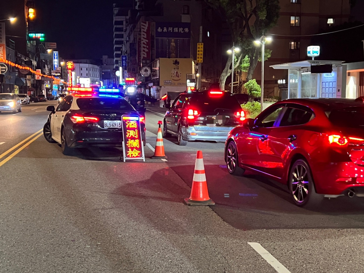 中壢警分局為強化轄區交通安全,展現強力執法決心,一舉查扣12台違規汽機車。<br />
<br />