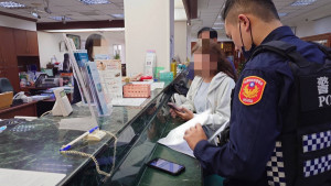 大園警方與轄內銀行行員發揮高度警覺性，及時發現帳戶金流異常並聯手攔阻，成功保住民眾辛苦存下的新臺幣60萬元。