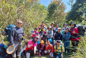 南投分署派由護管員洪金宗(左一，布農耆老)引領久美國小同學。（圖/林業保育署南投分署提供）
