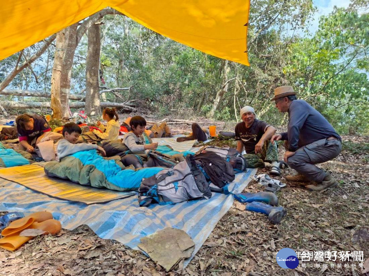 南投分署護管員洪金宗(右一，布農耆老)傳授野外宿營技巧。（圖/林業保育署南投分署提供）