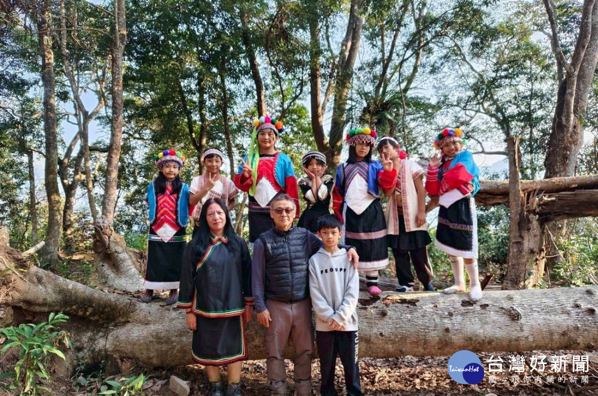 著傳統服飾合照。（圖/林業保育署南投分署提供）