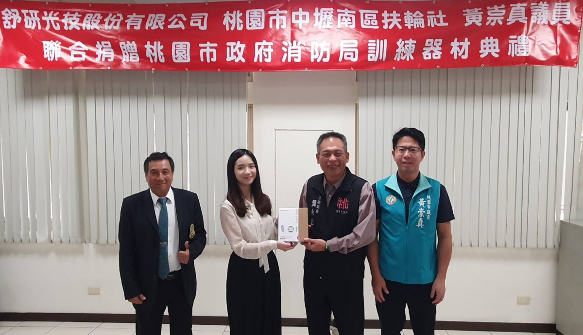 捐贈儀式現場氣氛溫馨,企業與民間團體攜手投入資源,消防局長龔永信代表受贈。