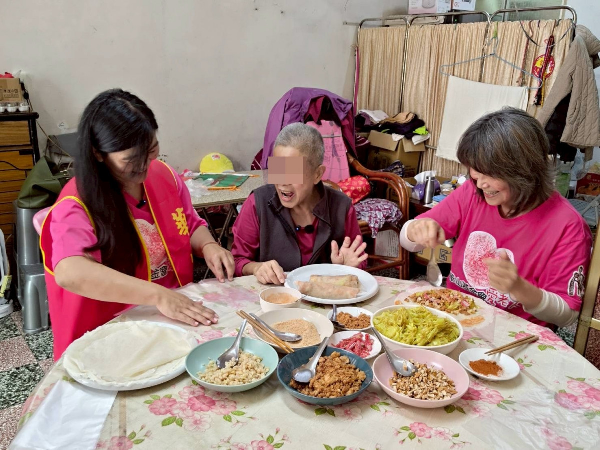 華山基金會清明伴孤老包潤餅 滿滿祝福與關懷