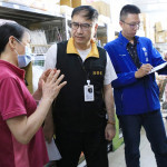 嘉義市消保官黃崇傑針對轄內數間包材批發商及零售批發商進行庫存盤點與價格監測，掌握關鍵原物料流向／嘉義市府提供