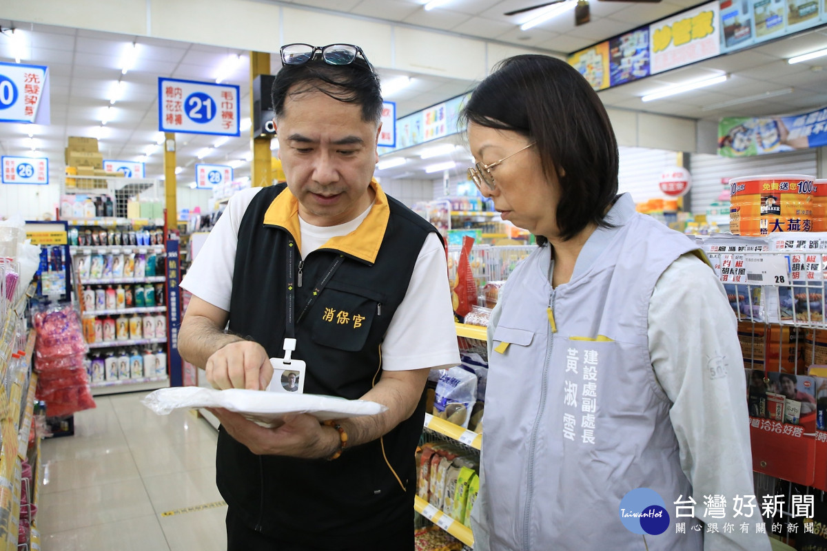 嘉義市消保官黃崇傑與建設處副處長黃淑雲針對轄內數間包材批發商及零售批發商進行庫存盤點與價格監測/嘉義市府提供