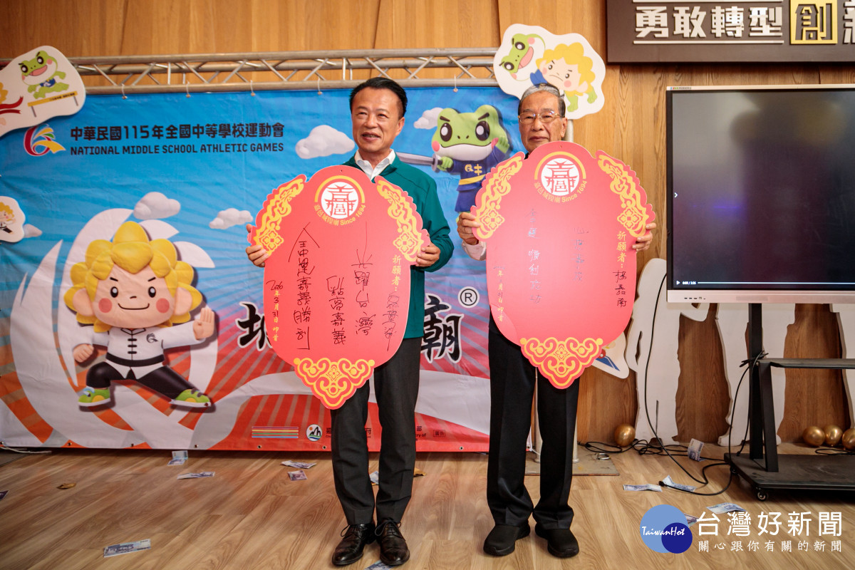 嘉義縣長翁章梁與嘉邑城隍廟董事長楊嘉南一起寫下大型的祈福令牌/嘉義縣府提供