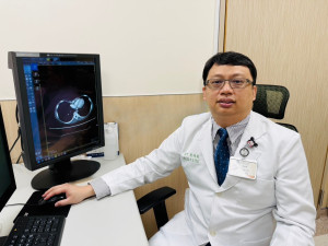 亞洲大學附屬醫院胸腔外科主治醫師劉柏毅表示，漏斗胸除了外觀改變，部分患者也可能出現運動耐受度下降、容易喘等問題。