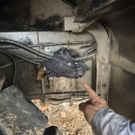 楊梅警分局循線鎖定一輛行經現場的吊車，並通知駕駛到案說明。