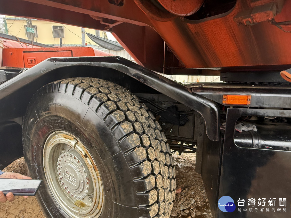 楊梅警分局循線鎖定一輛行經現場的吊車，並通知駕駛到案說明。