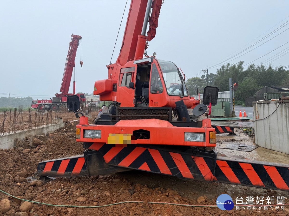 楊梅警分局循線鎖定一輛行經現場的吊車，並通知駕駛到案說明。