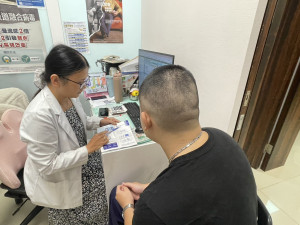 民眾接受戒菸服務。