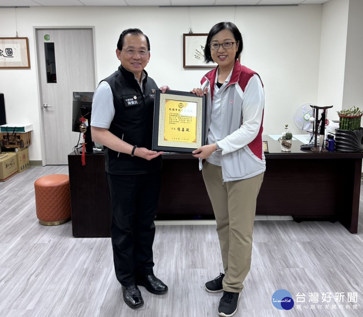 局長陳寶民頒予感謝狀。