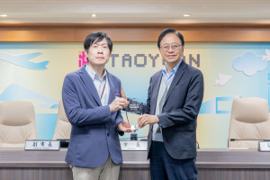 市長接受環保局呈獻「守護我們的城市：城市監測與應變系統」榮獲2026年美國智慧20大獎。