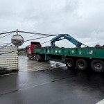 大型車輛勾扯電線導致整排電線桿倒塌。