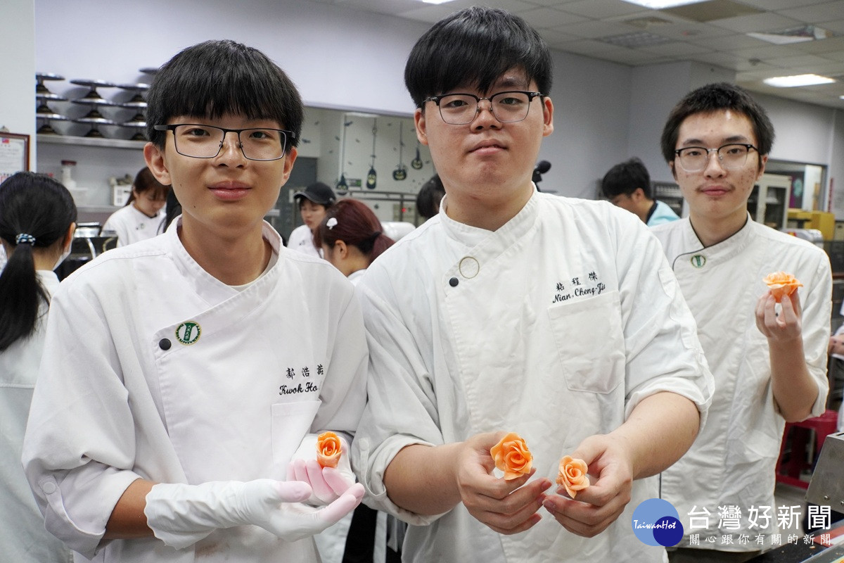 大葉烘焙學程邀韓國名廚拉糖工藝   觀摩國際名廚的專業技法