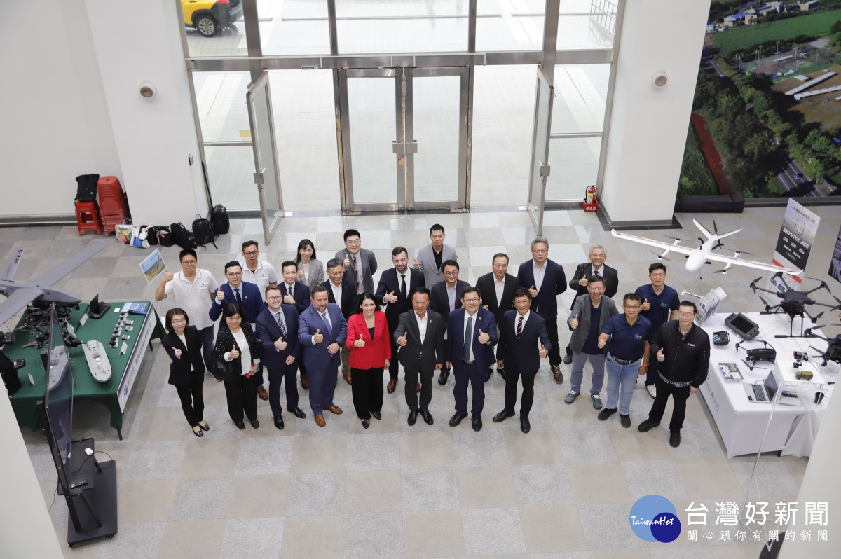 捷克前眾議院議長艾達莫娃率捷克無人機廠商訪團參訪嘉義縣亞創中心／嘉義縣府提供