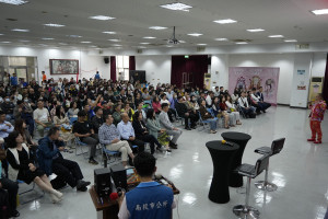 胡董現身南投主持講座，會場擠爆。（南投市公所提供）