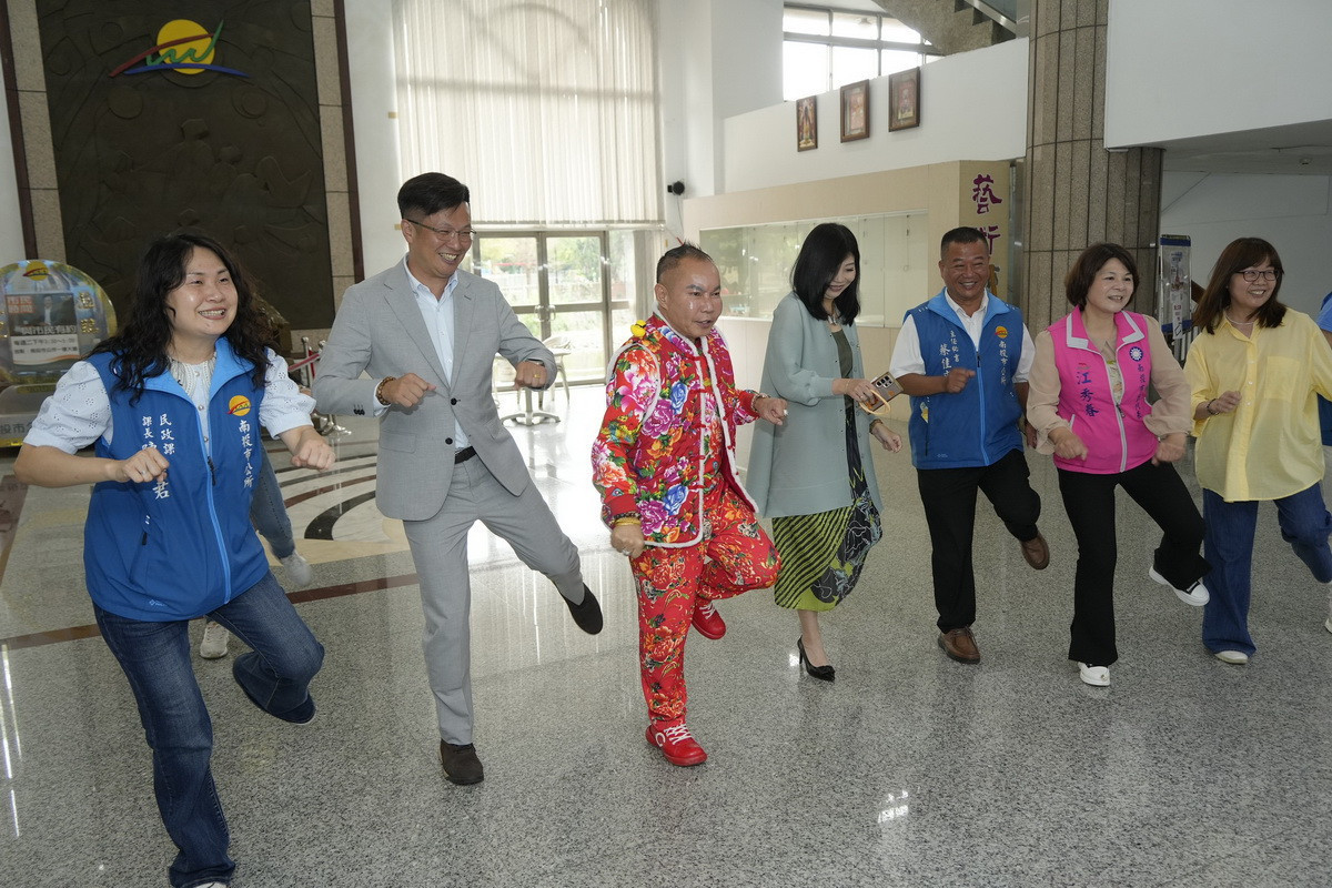 胡董親切與大家互動。(南投市公所提供)