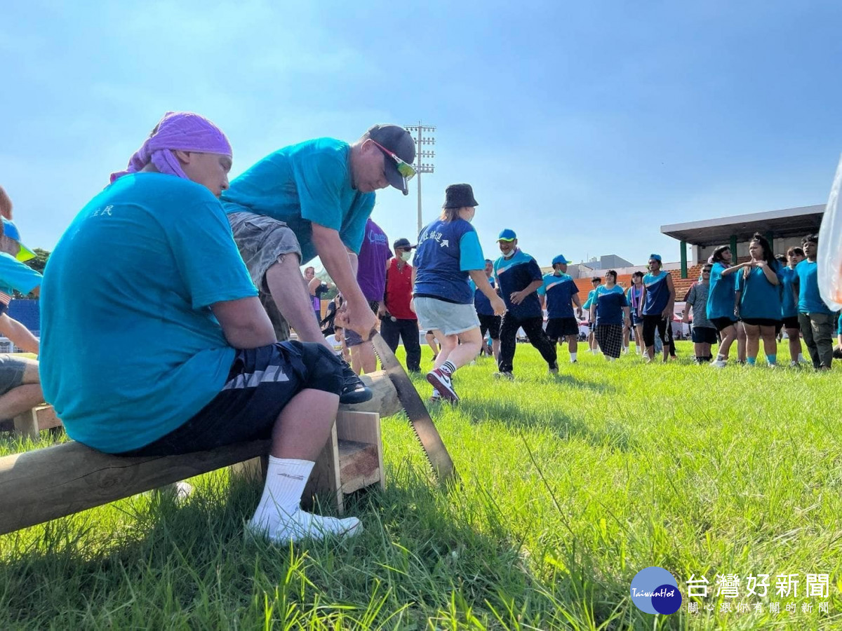 傳統鋸木需要力量與團隊合作