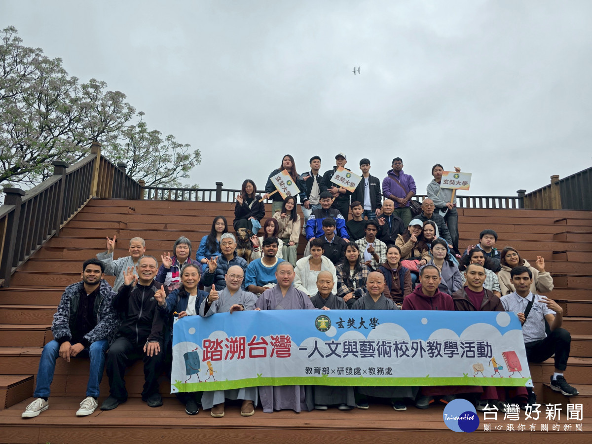 師生於佛教弘誓學院與常住師父們。