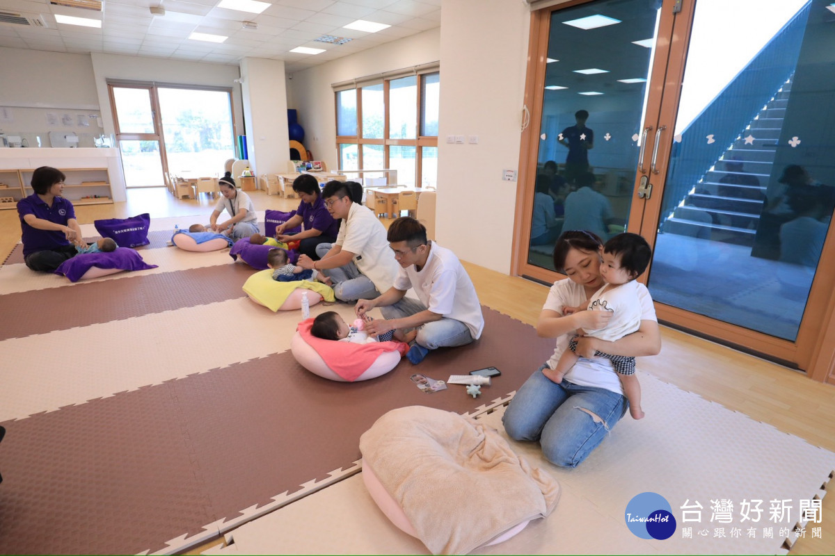 新手家長學習幫嬰幼兒寶寶按摩