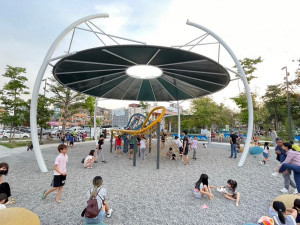 東區的十全公園遊戲場擁有大面積的遮陰環境