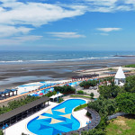 向海那漾露營場緊臨大安濱海樂園海景迷人