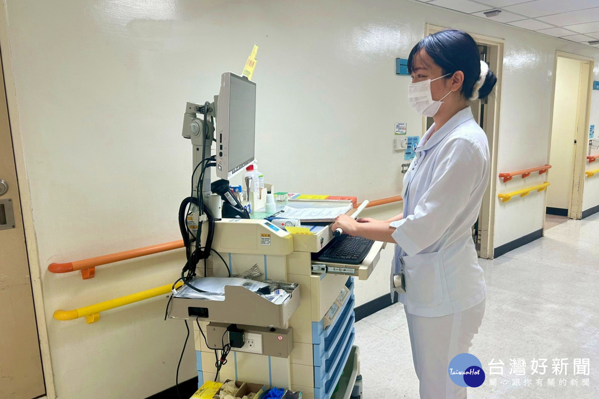 弘光科大後護系今年畢業校友許家華（右一）在校時期，和同學一起往護理師之路前進。（弘光科大提供） 